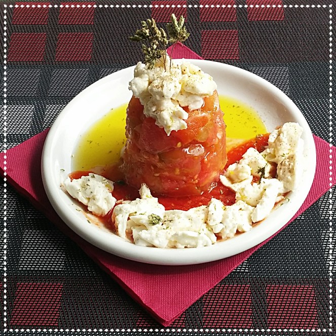 Salsa fredda di piccadilly e cuore di bue tagliato a dadini compongono questa caprese di bufala
