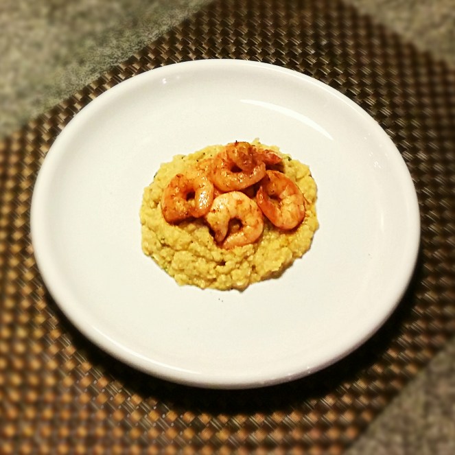 Piatto prelibato composto da vellutata crema di ceci e code di mazzancolle alla paprika.