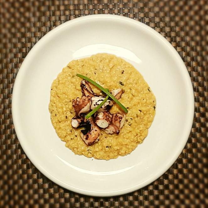 Vellutata di ceci con polpo ripassato in padella.