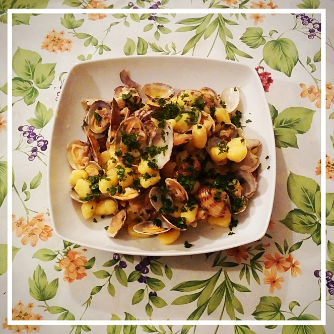 Gnocchetti di patata alle vongole veraci: un primo a base di pesce molto gustoso.