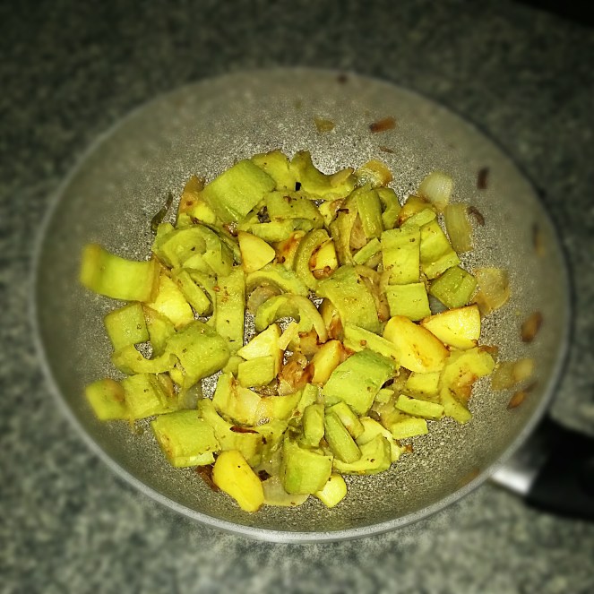 ampalaya cotta in padella con cipolla, patata e coriandolo