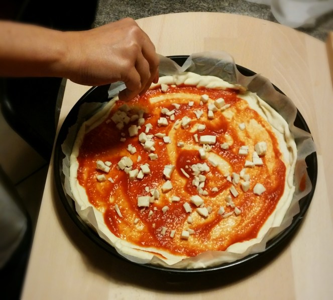 Aggiunta di mozzarella sulla pizza glutenfree
