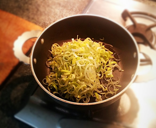 porro-tagliato-in-pentola-con-olio.jpg