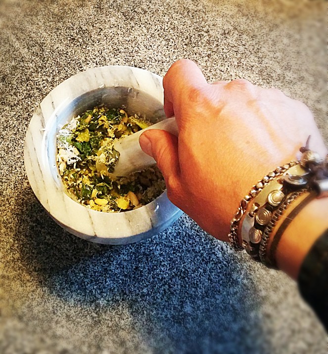 Per preparare il pesto col mortaio basta avere basilico, olio evo, aglio, parmigiano e pinoli.