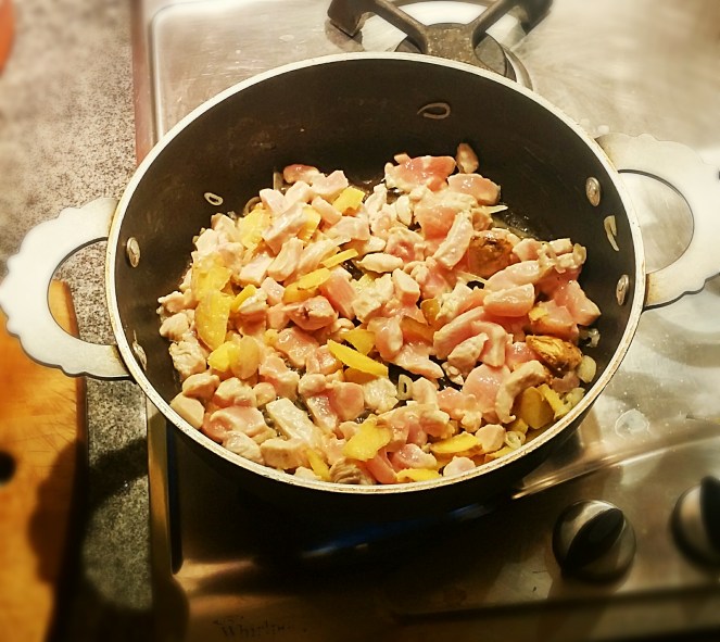 Zenzero, scalogno e petto di pollo vengono fatti rosolare in padella con olio.