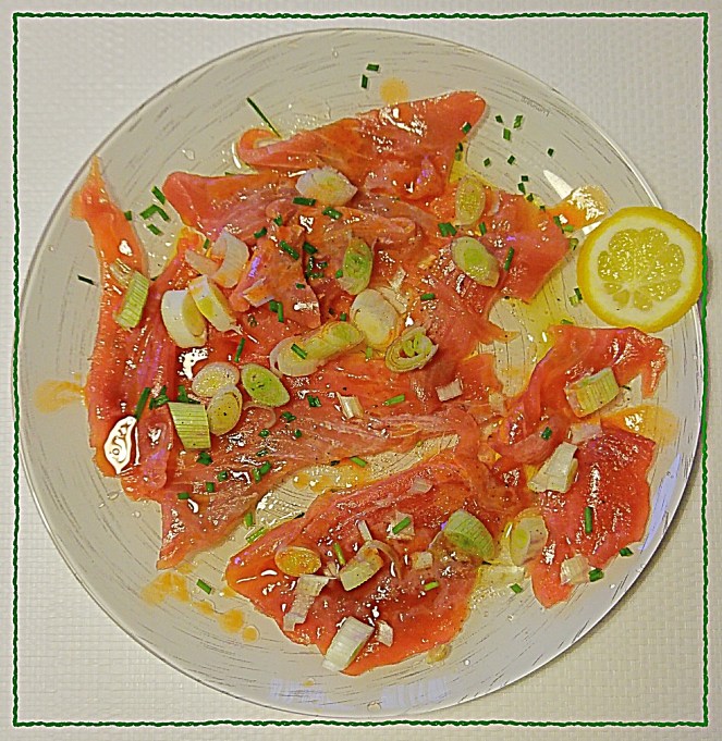 Goloso piatto di tonno fresco in carpaccio, condito con olio extravergine d'oliva, succo di limone, tabasco e accompagnato da erba cipollina e cipolla di Tropea.