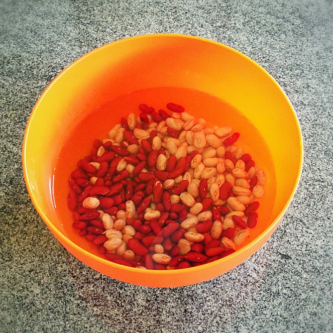 I fagioli secchi vanno ammollati in acqua tiepida per circa dodici ore