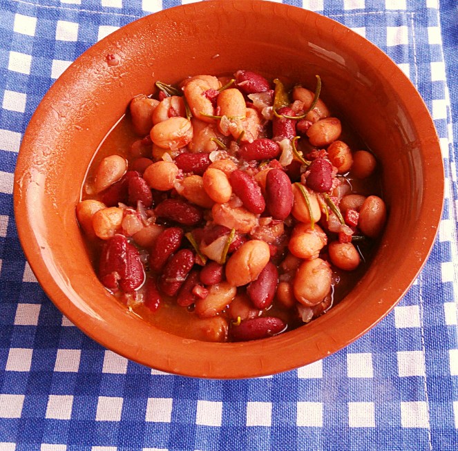 Ciotola fumante di fagioli in umido:gustoso piatto unico naturalmente senza glutine