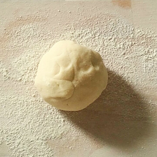 La palla d'impasto realizzata con farina glutenfree, sale, uova e acqua da cui ricaveremo le nostre tagliatelle senza glutine.