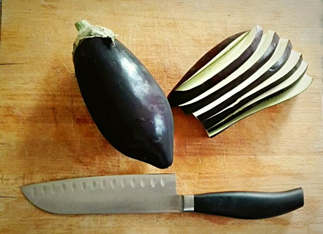 ecco le melanzane affettate per la preparazione della parmigiana