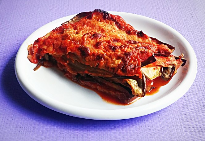 piatto appena sfornato di melanzane alla parmigiana