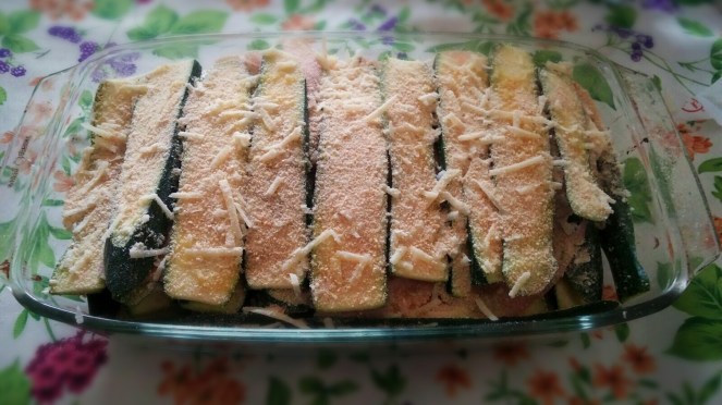 Parmigiana di zucchine glutenfree pronta per essere infornata