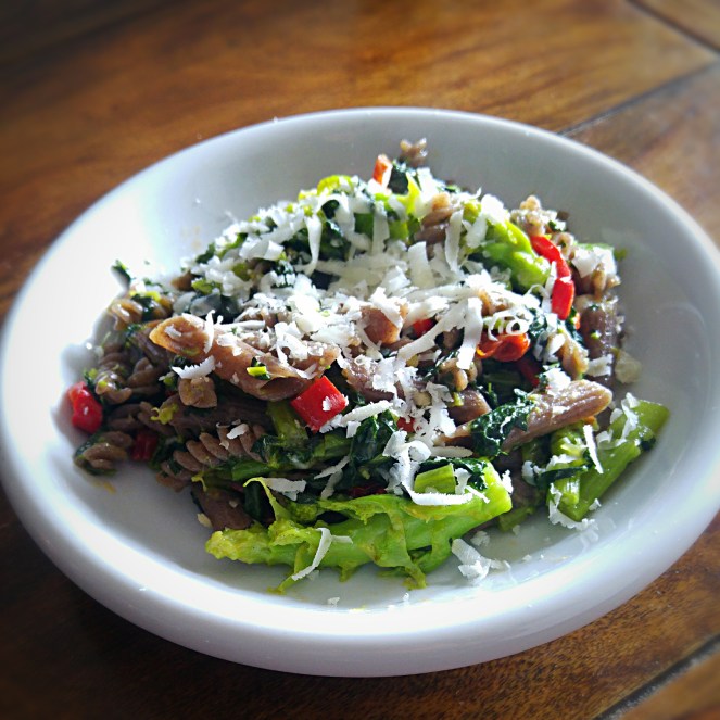 Pasta di grano saraceno glutenfree con cime di rapa, pomodorini essiccati e formaggio pecorino