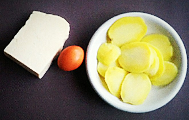 pecorino romano dop, uovo e patate lesse per il tortino di sardine al forno