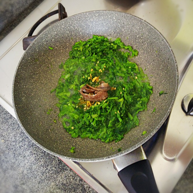 Rapone delle Murge con olio evo, acciuga e peperoncino