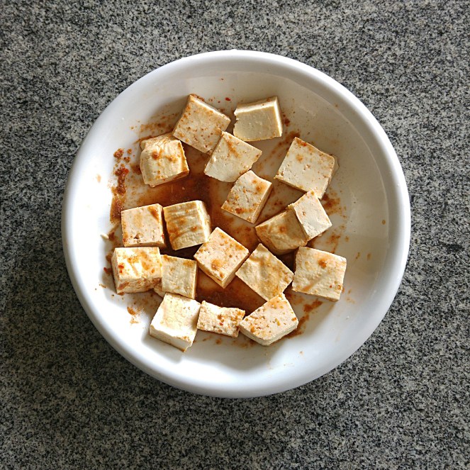 in una fondina abbiamo lasciato marinare il tofu tagliato a dadini con harissa du cap bon e cumino macinato