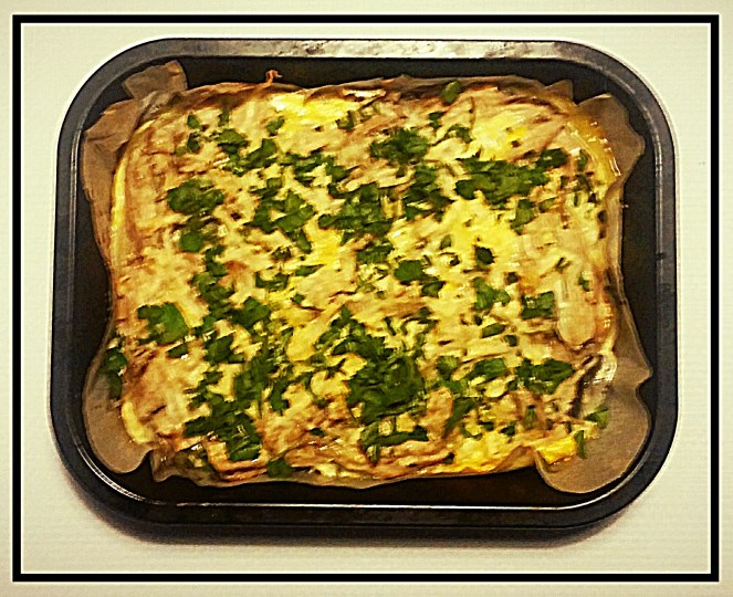 il tortino di sardine e patate al forno è pronto con l'aggiunta di prezzemolo e pepe