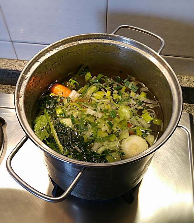 Preparare il brodo vegetale è molto semplice e consente di preparare molte ricette gustose e sane