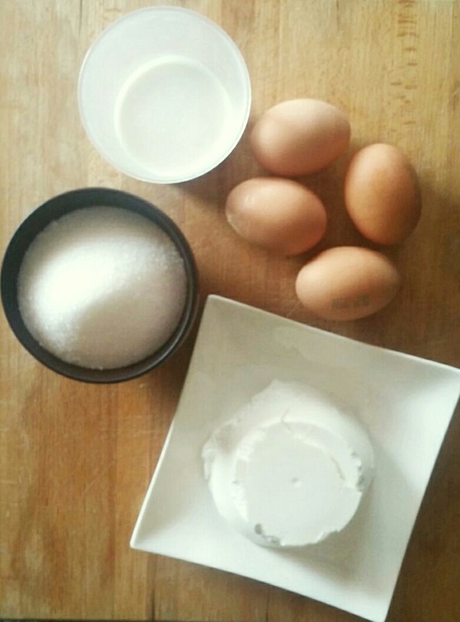 Panna, uova, ricotta e zucchero sono gli ingredienti della farcitura del nostro cheesecake glutenfree.