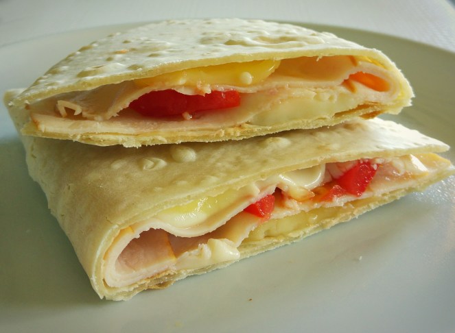 Piadine senza glutine alla quinoa con formaggio, pollo e pomodoro