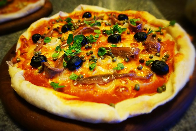 Capperi, acciughe, olive e origano per questa pizza senza glutine fatta in casa