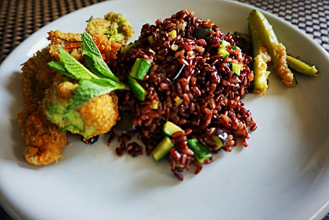 Fiori di zucca fritti con riso rosso integrale