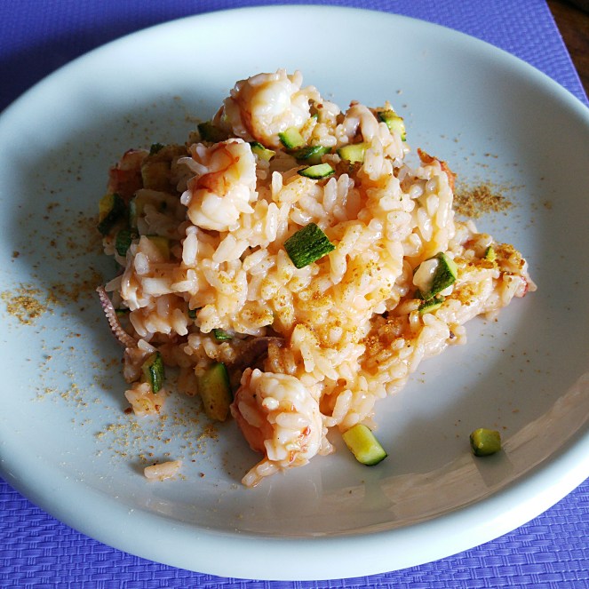 E' naturalmente senza glutine questo risotto gustoso ai gamberetti, zucchine, calamari e bottarga