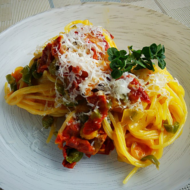 Peperone, pomodorini secchi e capperi sono gli ingredienti principali di questo piatto di spaghetti senza glutine alle verdure