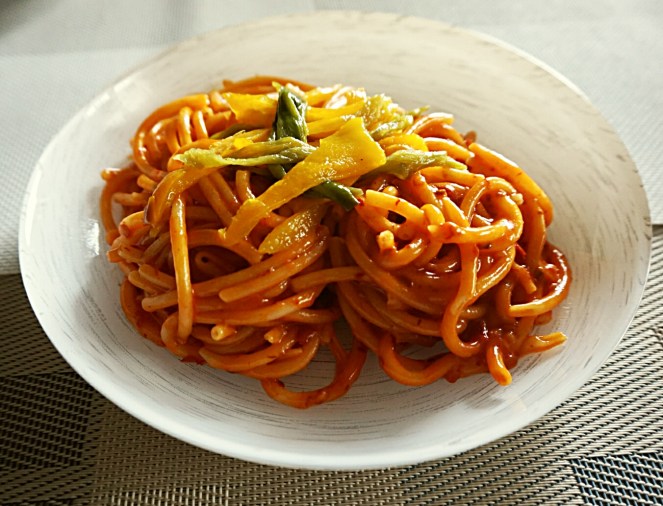 Un primo piatto facile e gustoso: bucatini glutenfree con 'nduja e peperoni dolci.