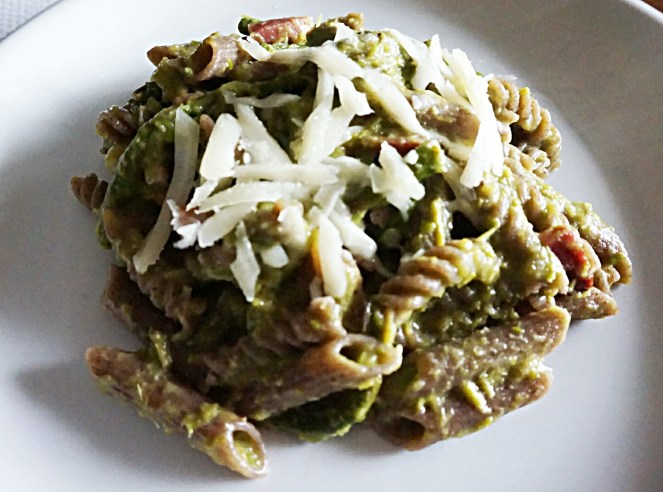 Un goloso primo piatto di pasta di grano saraceno con aspargina, speck e provolone