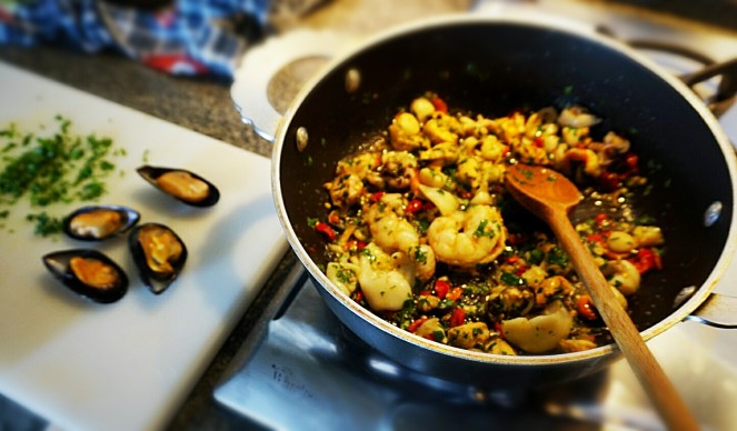 Cottura del pesce che verrà poi impiegato nella nostra ricetta