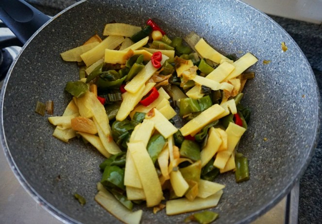 Germogli di bambù e verdure saltati in padella