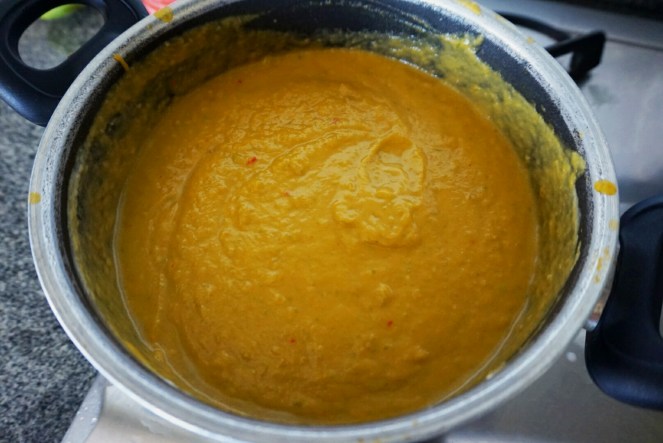 Passato di verdure frullate con mixer.