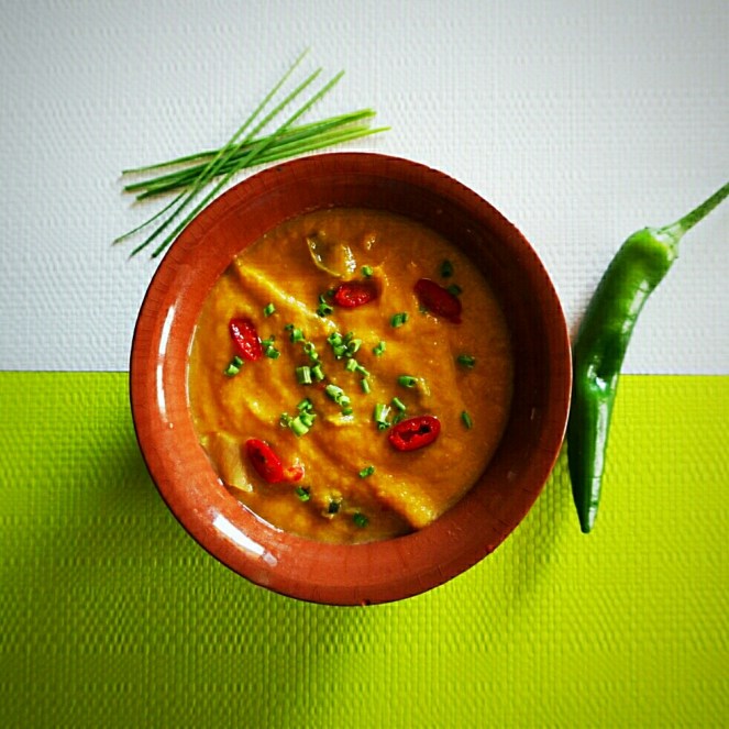 Zuppa esotica pronta e servita con erba cipollina.