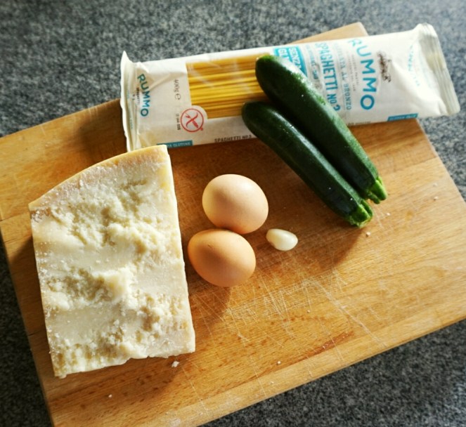 La carbonara glutenfree di zucchine si fa con questi pochi e semplici ingredienti: formaggio, aglio, uova, zucchine e spaghettiglutenfree
