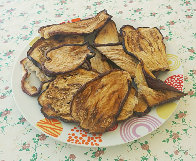 Un piatto di melanzane essicate naturalmente al sole estivo.