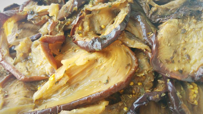 Melanzane essicate condite con olio extravergine d'oliva, aglio e menta.