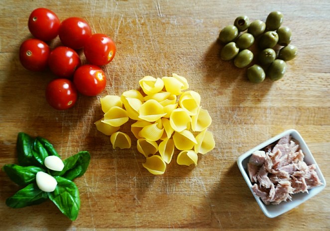 Aglio, basilico, pomodorini, olive verdi e tonno al naturale sono gli ingredienti con cui abbiamo condito la nostra insalata di pasta fredda glutenfree.