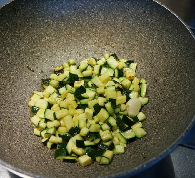 Dopo aver tagliato a dadini le zucchine, le abbiamo fatte saltare in padella con olio evo e uno spicchio d'aglio.