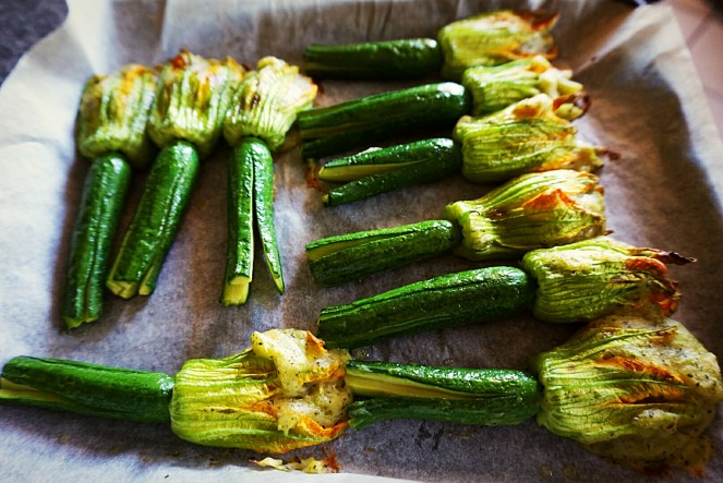 Zucchinette con fiori ripieni appena sfornate
