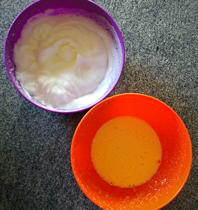 I tuorli delle uova vengono sbattuti con lo zucchero, mentre gli albumi vengono montati a neve.