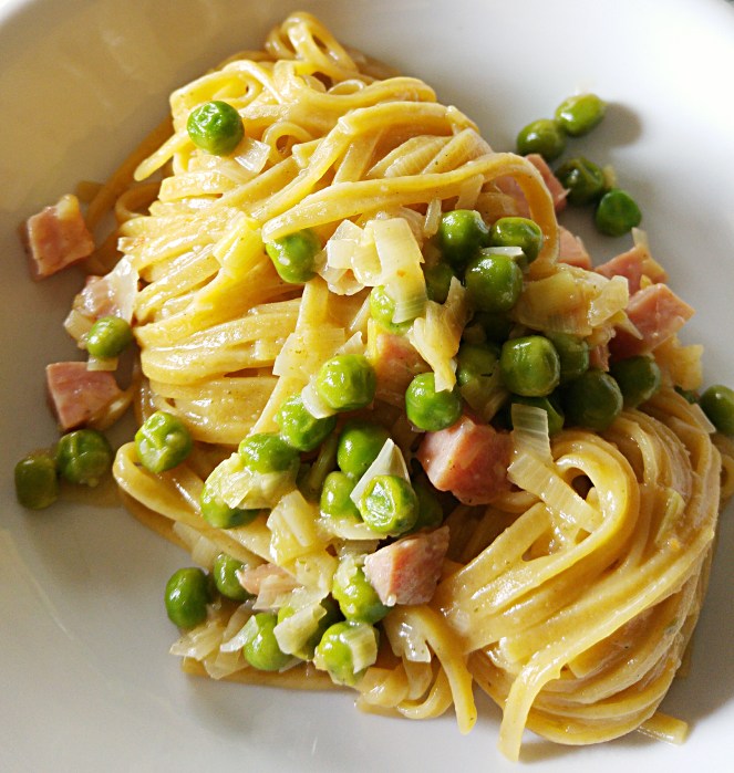 Le bavette di mais e teff senza glutine con prosciutto cotto a dadini, porro e piselli possono essere perfette anche come piatto unico veloce e saporito. Perfetto anche per i bambini.