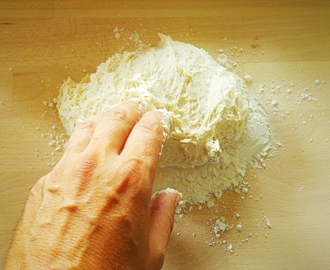 Lavorazione a mano dell'impasto senza glutine per ricavarne i panini