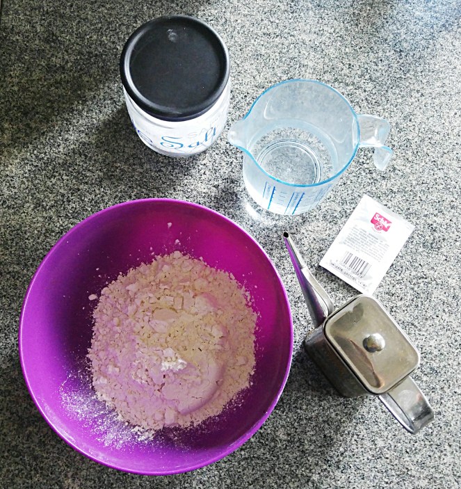 Farina senza glutine, acqua, sale, lievito ed olio sono gli ingredienti utilizzati per preparare in casa i nostri golosi bocconcini di pane senza glutine