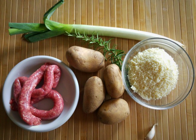 E' naturalmente senza glutine e goloso lo sformato fatto con patate, porro, salsiccia, rosmarino, formaggio e aglio.