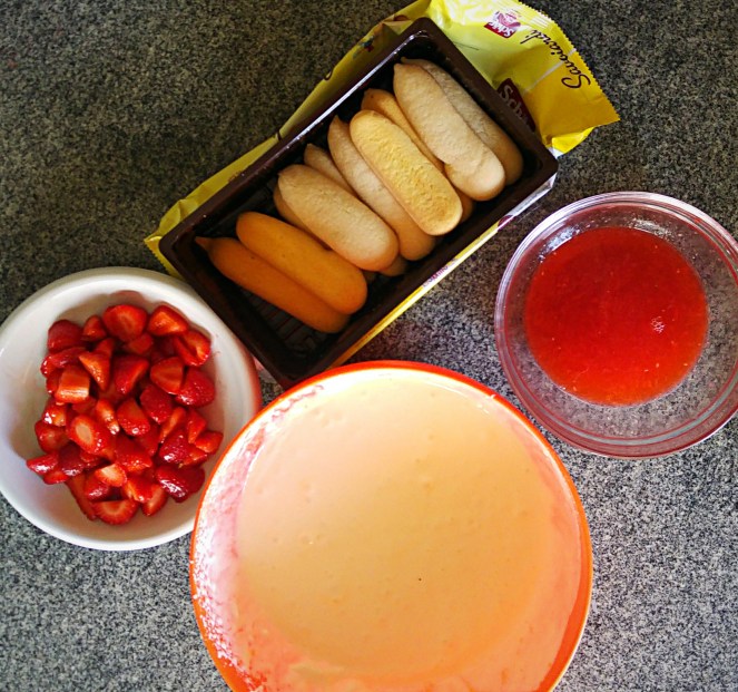 Gli ingredienti della nostra ricetta: savoiardi senza glutine, fragole, crema di mascarpone e sciroppo alla frutta. Eccoci pronti a preparare il nostro tiramisù alle fragole senza glutine.