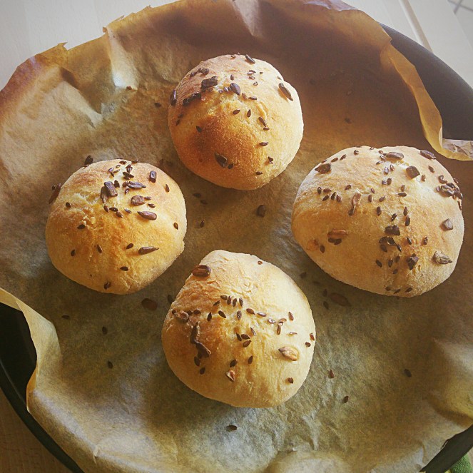 La crosta dei bocconcini di pane glutenfree è ricoperta da semi di lino e di girasole per renderli croccanti fuori e morbidi dentro.