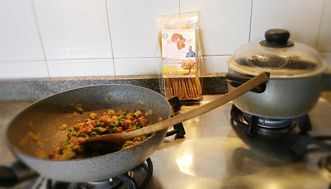 Mentre aspettiamo che l'acqua bolla per cuocervi le bavette di mais e teff glutenfree, prepariamo il sugo a base di porro, prosciutto cotto e piselli.