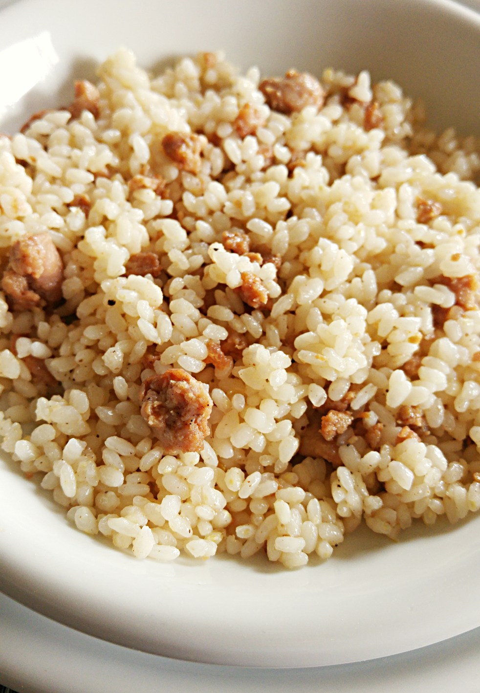 Riso alla pilota impiattato senza decorazioni o particolari abbellimenti.