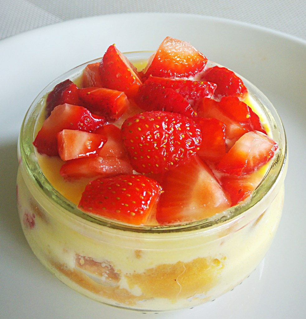 Coppetta di tiramisù glutenfree alle fragole pronta per essere assaporata